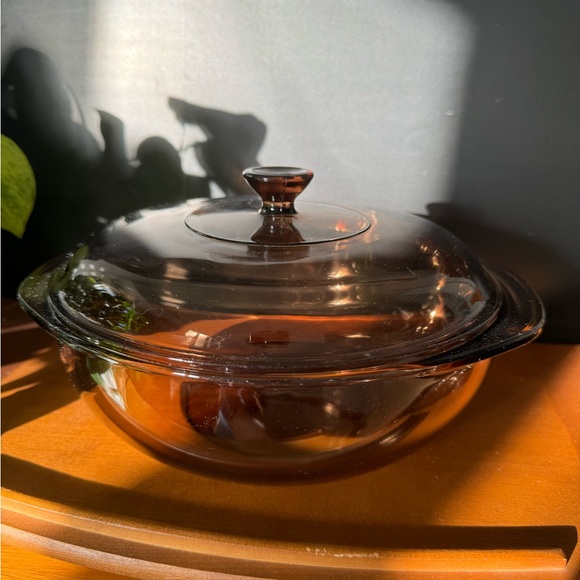 Pyrex Designs Party Server - Knob Covered Casserole with Brass Accent Cradle - Picture 5 of 7